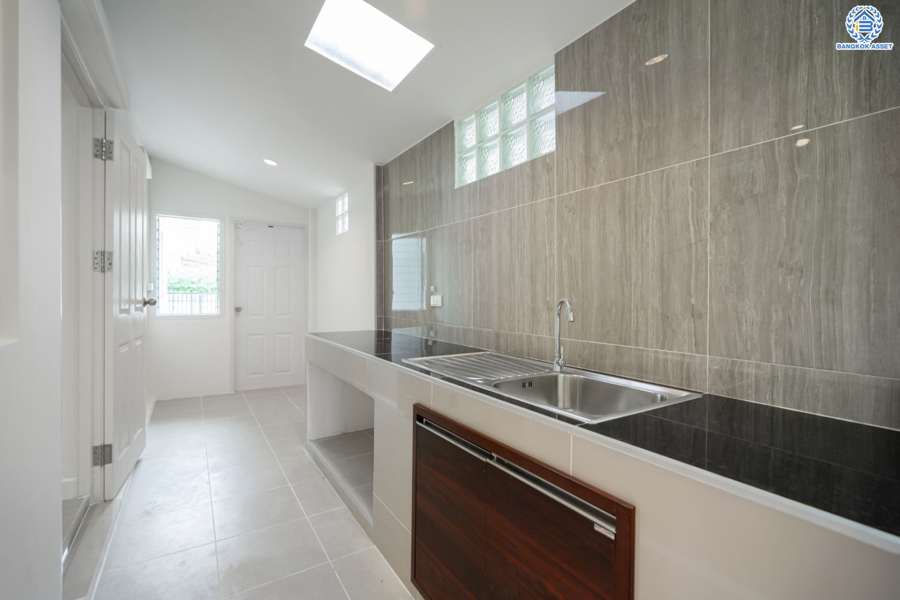 บ้านมือสองตกแต่งใหม่ ม.พฤกษาวิลเลจ11 ท่าอิฐ หลังมุม เนื้อที่ 50.2 ตร.ว. ฟังก์ชันพร้อม 4 ห้องนอน 2 ห้องน้ำ 2 ที่จอดรถ บนทำเลศักยภาพ เข้า-ออกได้ทั้งถ.รัตนาธิเบศร์ และถ.ราชพฤกษ์ ใกล้รถไฟฟ้าสายสีม่วง "สถานีบางรักน้อยท่าอิฐ"